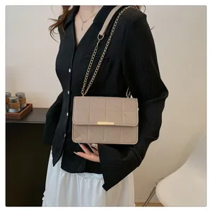 Bolso cruzado acolchado con cadena para mujer, elegante bolso cuadrado de fieltro chic.