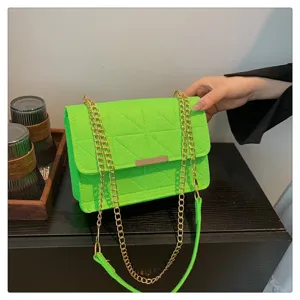 Bolso bandolera acolchado verde neón para mujer, elegante bolso con correa de cadena dorada.