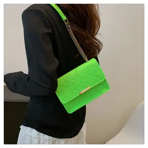 Bolso bandolera de fieltro verde neón con cadena dorada, mini bolso cuadrado color caramelo.