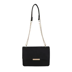 Bolso bandolera acolchado negro para mujer con elegante correa de cadena y cierre.