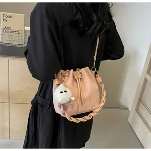 Elegante bolso cubo rosa con asa trenzada y bonito colgante de felpa, bolso de hombro de tendencia.