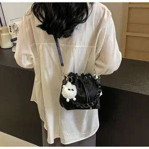 Bolso cubo negro de moda con correa de cadena trenzada, cordón y bonito colgante de peluche.