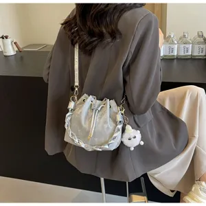 Bolso tipo cubo plateado elegante con asa trenzada y colgante de peluche lindo mujer