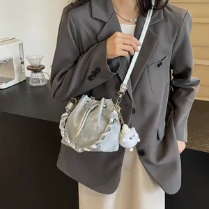 Bolso cubo metálico plateado con asa trenzada, bolso cruzado de moda con colgante de peluche tierno.