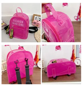 Detalle de mini mochila jelly transparente rosa, material PVC claro y vista de bolsillo.