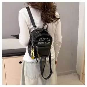 Mochila mini negra de gel con estampado de letras elegante para mujeres en verano.