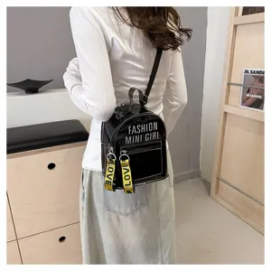 Detalle de mini mochila transparente con estampado de moda y tiradores amarillos de amor.