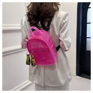 Mini mochila de gelatina transparente rosa con estampado de letras y detalles de cremallera.