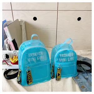 Detalle de mochila transparente de gelatina, impresión de letras elegantes y correas, estilo playa.