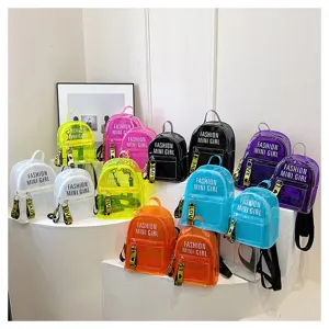 Vista detallada de mini mochilas transparentes de gelatina de colores con correas elegantes.