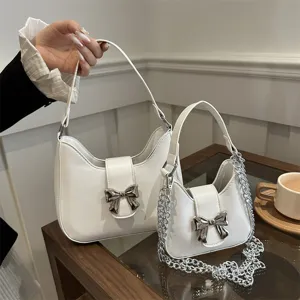 Elegante witte schoudertas set voor dames met stijlvolle zilveren strik en ketting design.