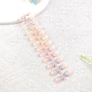 Detalle de uñas postizas francesas con puntas de colores y diseño floral para uso diario.