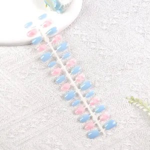 Primer plano de detalles de uñas postizas azules y rosas en una tira de plástico.