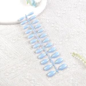 Primer plano de unas postizas azul claro con efecto ojo de gato en tira de muestra.