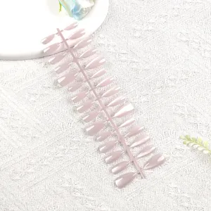 Vista detallada uñas postizas ojo de gato, tips falsos rosa nude en tira, set de manicura
