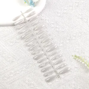 Vista detallada de uñas postizas efecto ojo de gato en soporte de plástico manicura.