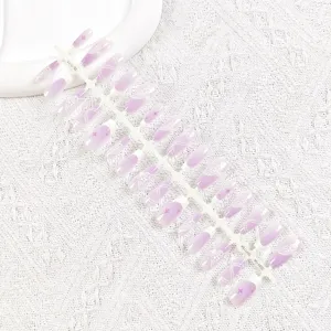 Vista detallada de uñas postizas degradadas en violeta con patrones de mariposas blancas.