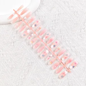 Detalle de uñas postizas en molde con bonitos estampados de huellas de gato y notas.