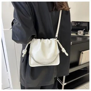 Borsa a secchiello bianca plissettata con dettaglio a catena, design chic per ogni occasione.