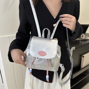 Sac à dos mini argenté chic pour femmes, design français tendance et élégant.