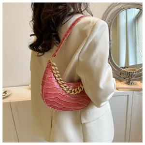 Bolso hobo rosa con patrón de cocodrilo y cadena dorada, bolso de hombro elegante y moderno.