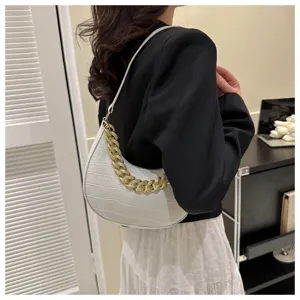Elegante bolso de hombro blanco con estampado de cocodrilo y elegante cadena dorada.