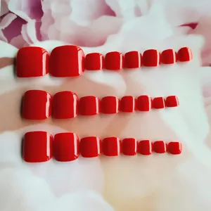 Rode nep teennagels korte vierkante valse nagels glanzende pedicure sets mooiontwerp