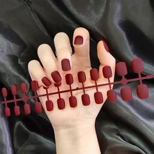 Mat donkerrode korte ronde nepnagels set met plastic displaykaart voor dagelijkse mode stijl.