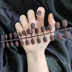 Mat bruine korte ronde neppe nagelset, eenvoudig te dragen valse nagelkunttips voor dagelijks.