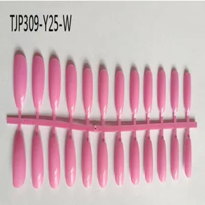 Primer plano detalle de puntas de uñas postizas rosas en tira de molde de plástico, lisas.