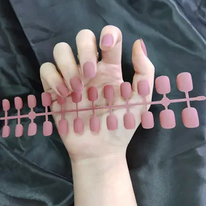 Detailopname van matte korte ronde neppe nagels, die de fijne textuur prachtig tonen.
