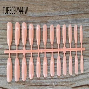 Detalle de uñas postizas tipo ataúd largas, uñas postizas nude sin pintar en tira para manicura.