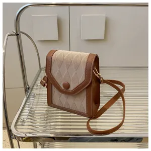 Vue en gros plan détaillée du petit sac bandoulière téléphone couleur contrastée femme