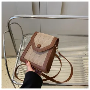 Sac bandoulière rétro couleur contrastée, détail pochette téléphone vintage avec bandoulière.