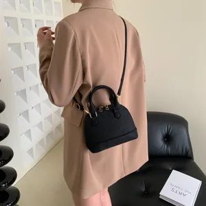 Schwarze Damen Umhängetasche, Vintage PU Leder Muscheltasche mit Griff und Schulterriemen.