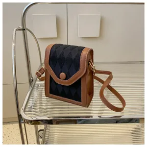Sac bandoulière matelassé chic pour téléphone avec bordure contrastée et détail de tissu losange.