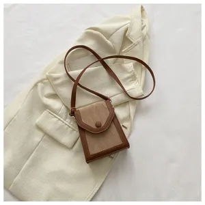 Petit sac bandoulière pour femme au design rétro et couleur contrastée chic et tendance