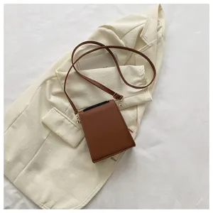 Sac bandoulière vertical marron rétro, design élégant de pochette de téléphone pour femmes.