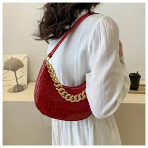 Bolso de hombro rojo de piel de cocodrilo con cadena dorada, bolso hobo moderno.