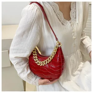 Bolso de hombro rojo con patron de cocodrilo y cadena dorada gruesa para mujer elegante.