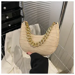 Elegante bolso de hombro de media luna con patrón de cocodrilo y cadena dorada para uso diario.