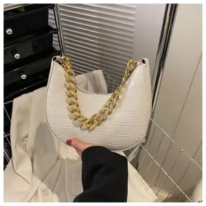 Bolso de hombro estilo dumpling con motivo cocodrilo blanco y cadena dorada, gran detalle.