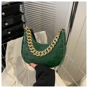 Bolso de hombro hobo de cuero PU con patrón de cocodrilo verde y cadena dorada gruesa.