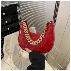 Bolso tipo dumpling de cocodrilo rojo con cadena dorada gruesa, bolso de hombro.
