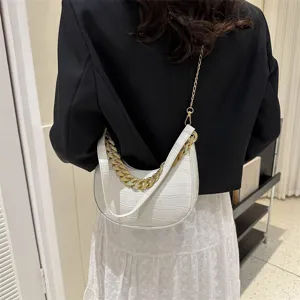 Bolso dumpling blanco con diseño de cocodrilo y cadena dorada, elegante bolso cruzado.
