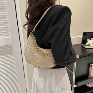 Bolso de hombro elegante con patrón de cocodrilo y cadena dorada, accesorio diario ideal.