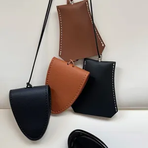 Collier étui de clé en cuir élégant pendentif géométrique minimaliste chaîne clavicule