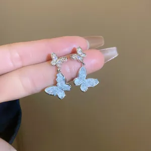 Detailansicht der filigranen Silbernadel blaue Kristall Schmetterling Ohrringe, Zirkonia.