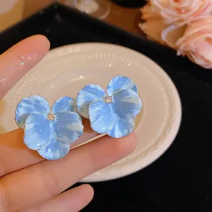 Blaue Blumen Ohrringe Detailansicht mit funkelndem Strassstein und eleganten blauen Blättern.