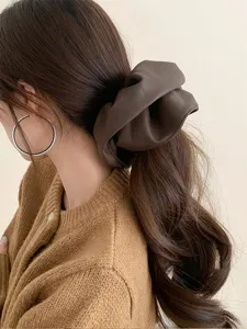 Coletero de pelo de piel sintética marrón detalle, accesorio grande de estilo vintage para mujer.
